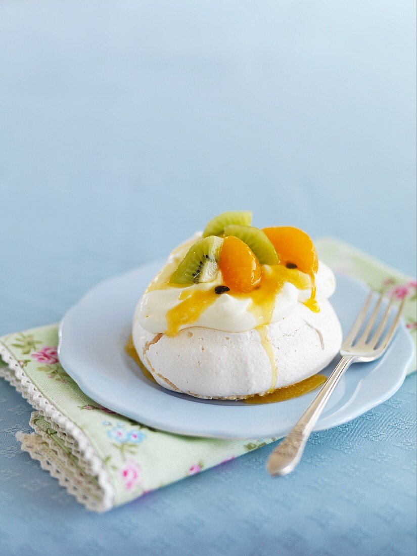 Pavlova mit exotischen Früchten