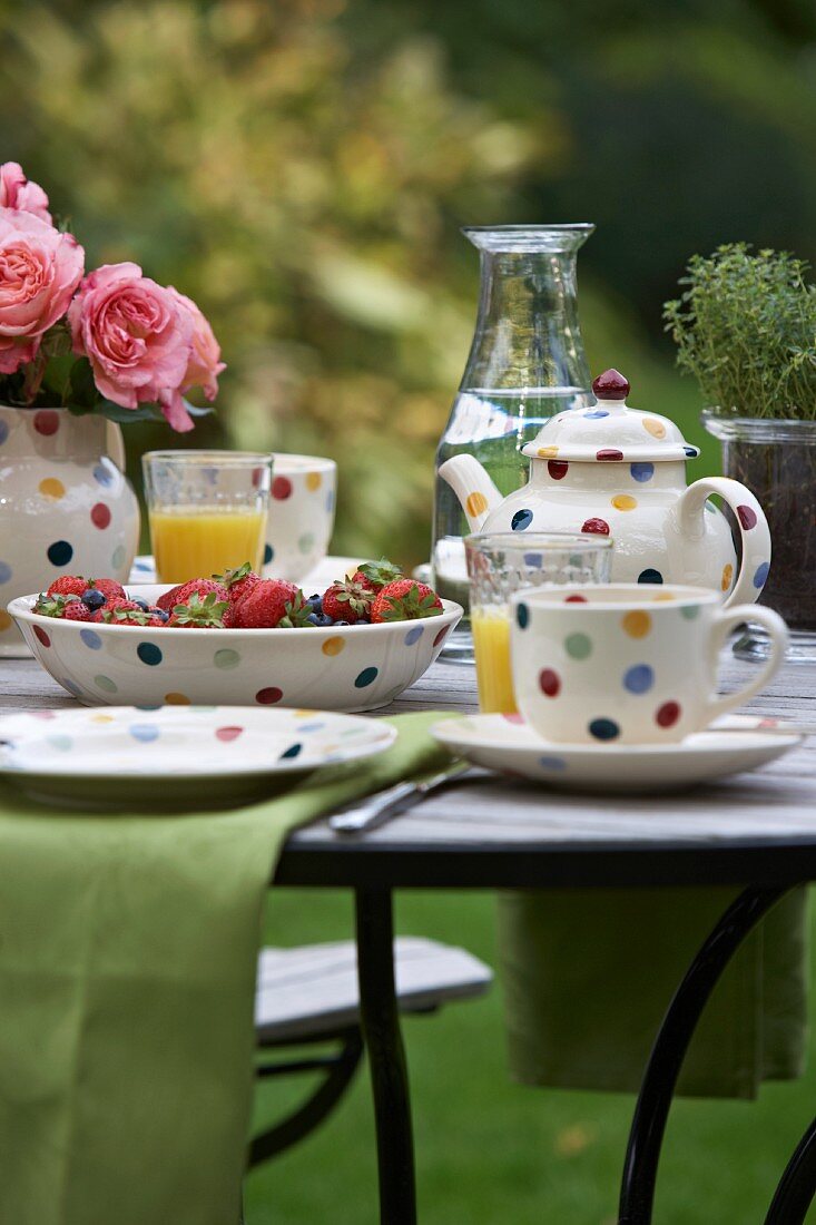 Frühstück im Garten mit Erdbeeren und Orangensaft