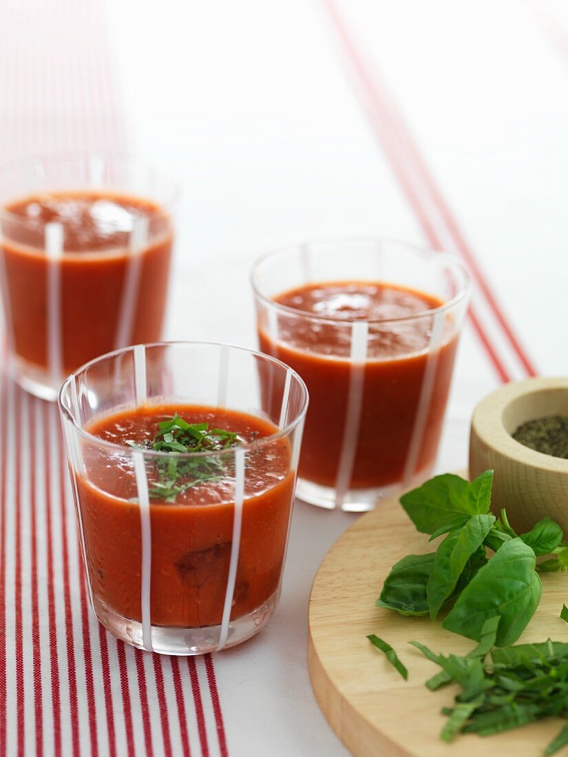 Gazpacho mit rotem Paprika und Basilikum