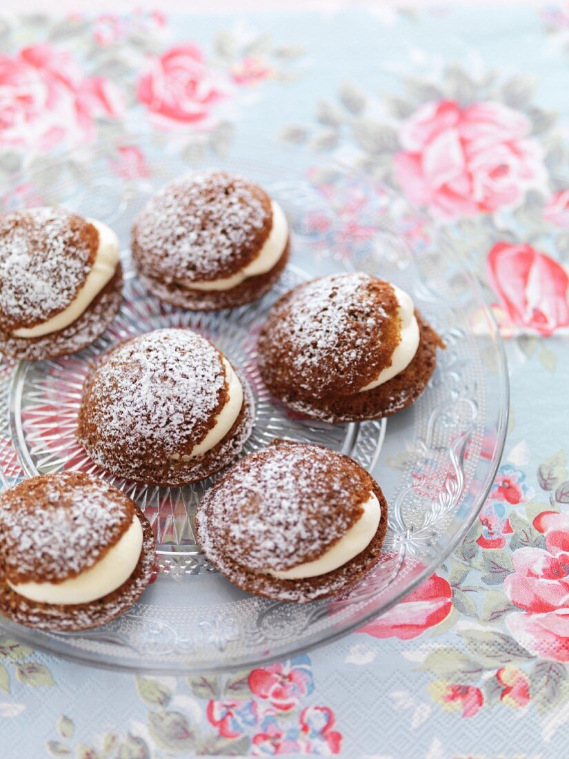 Cinnamon cakes filled with cream