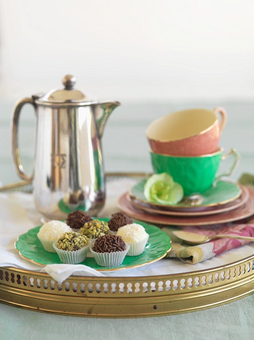 Petit Fours und Kaffee auf Tablett