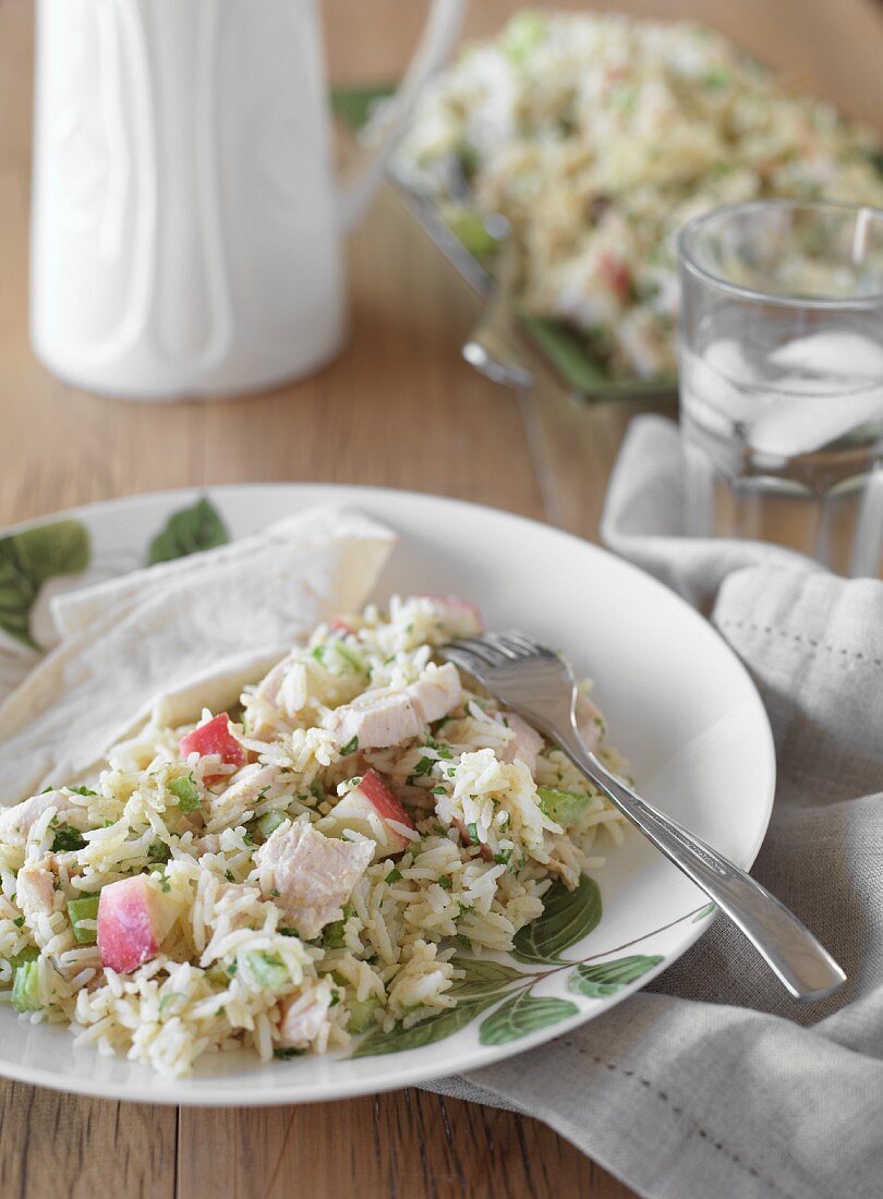 Rice salad with smoked chicken and apples