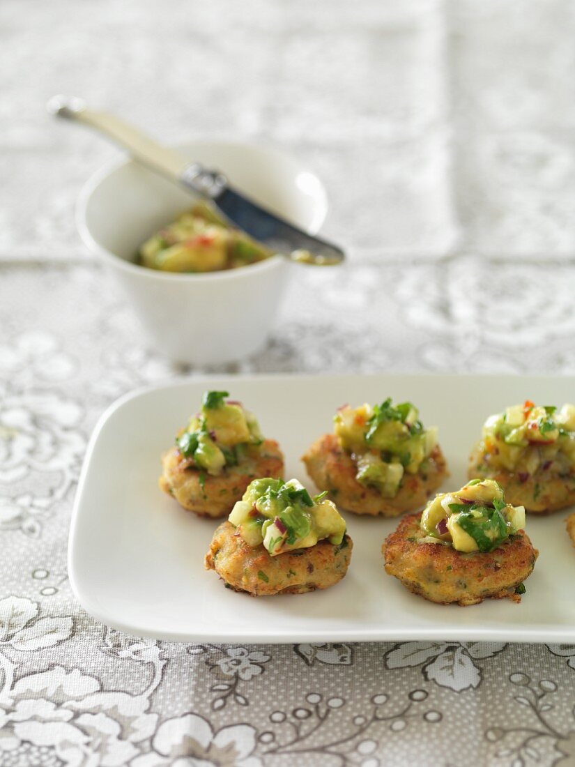 Fischpuffer mit Avocadosalsa (Thailand)