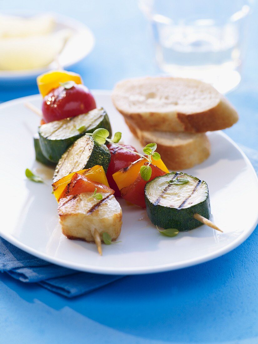 Vegetable kebabs with grilled cheese