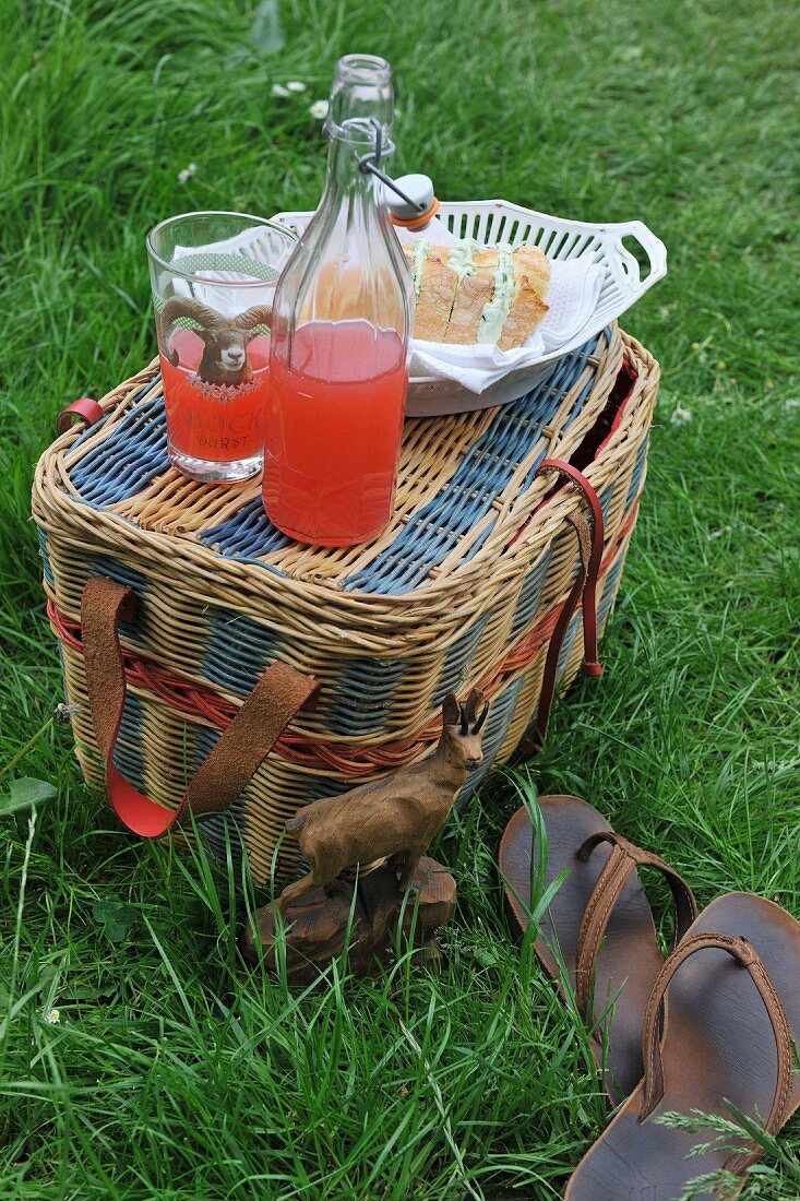 Picknickkorb mit Saftschorle und Sandwichbrot