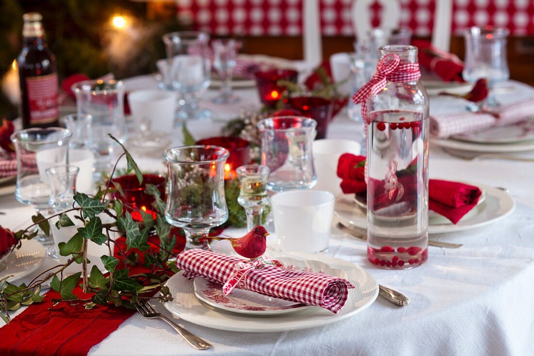 Weihnachtlich gedeckter Tisch (Schweden)