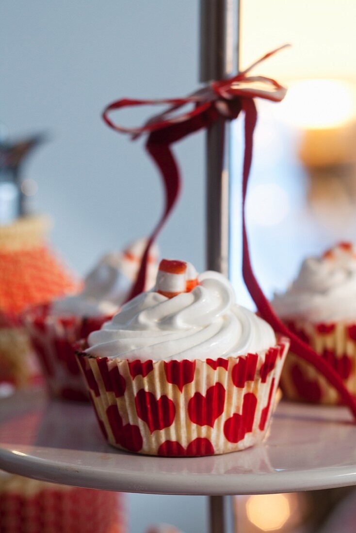 Rot-weiße Cupcakes zu Weihnachten (Schweden)