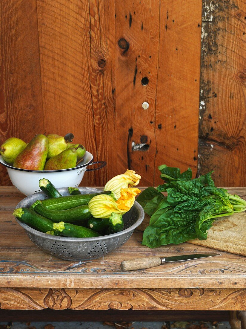 Frisches Obst & Gemüse auf Holztisch