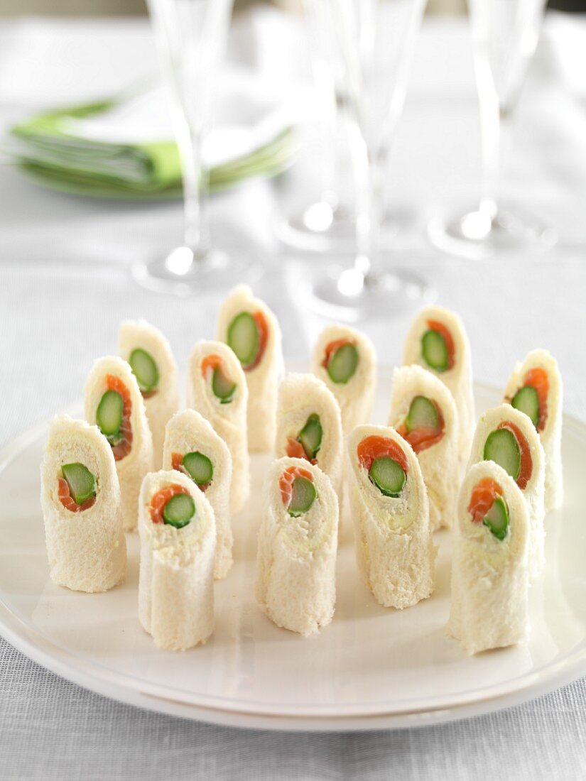 Rolled white bread filled with asparagus and salmon