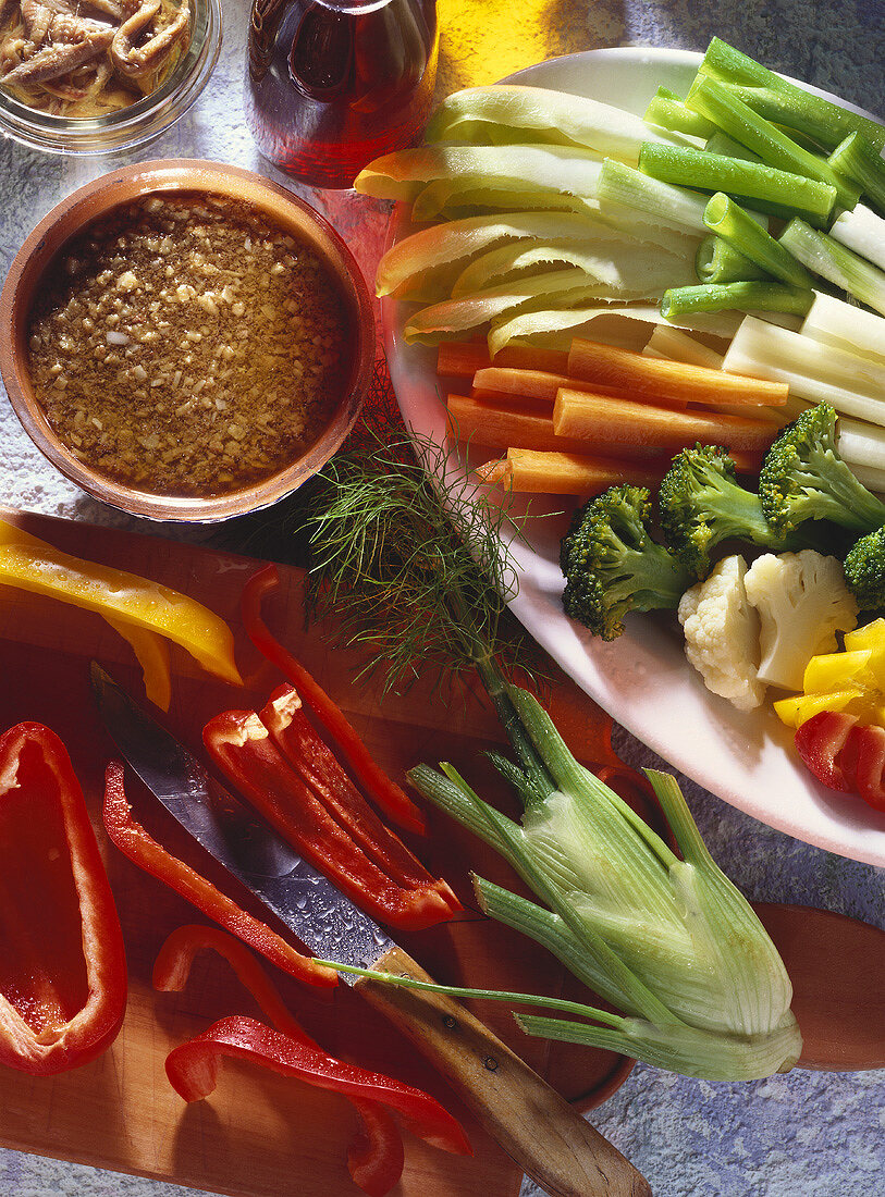 Bagna cauda (heiße Sardellensauce mit Gemüsen, Italien)