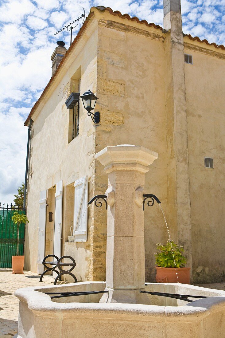 Steinbrunnen im Innenhof eines italienischen Palazzos