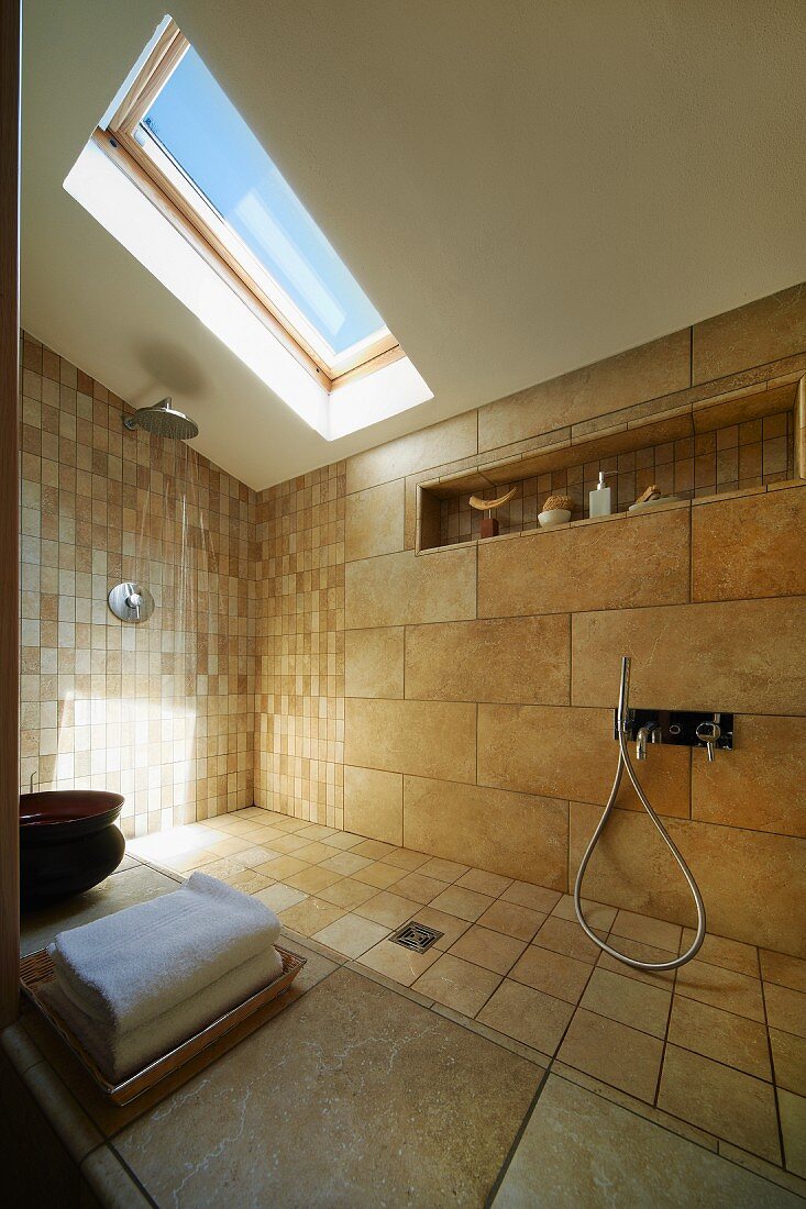 Designerbad unter Dachfenster - Gefliester Duschbereich mit Wand- und Bodenfliesen in verschiedenen Formaten