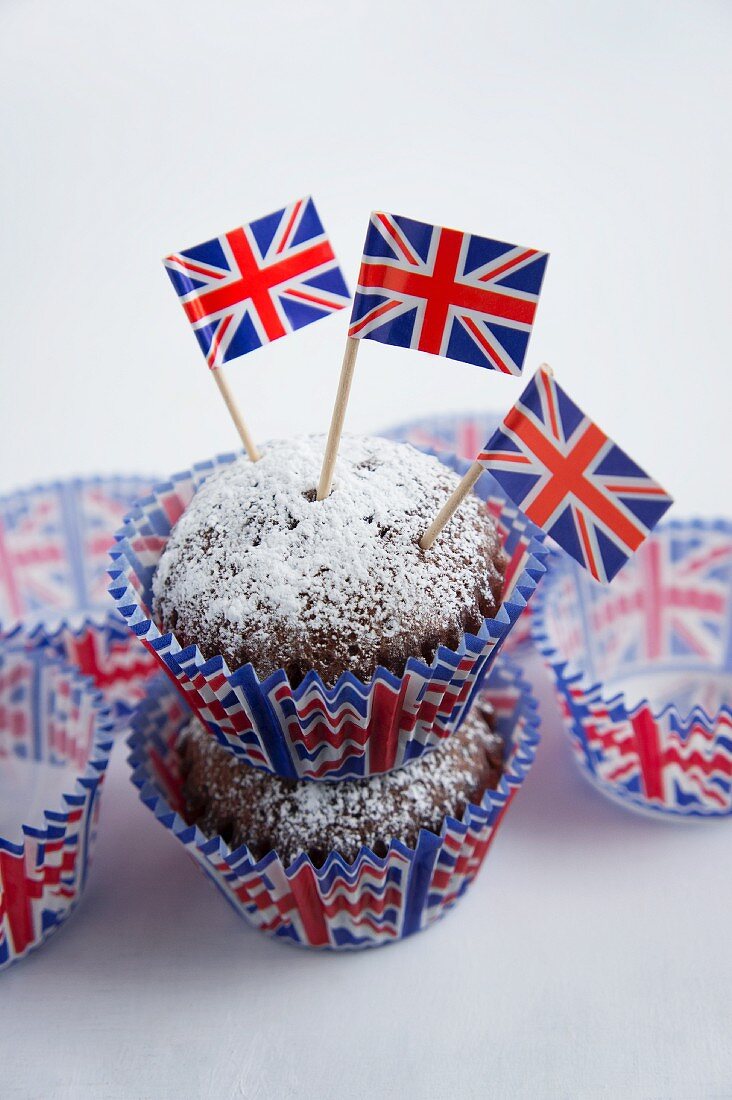 Schokoladenmuffins mit Puderzucker und Flaggen (England)