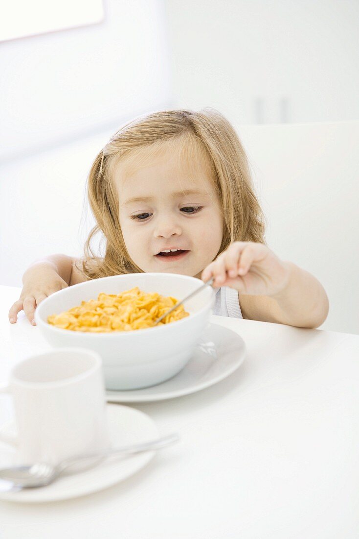 Kleines Mädchen isst Cornflakes