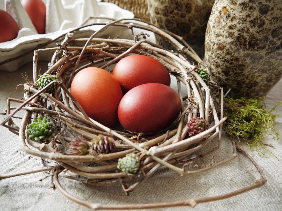 Osternest mit farbigen Eiern