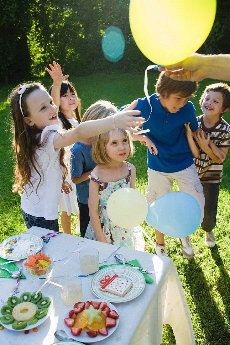 Kinder bei einer Geburtstagsparty