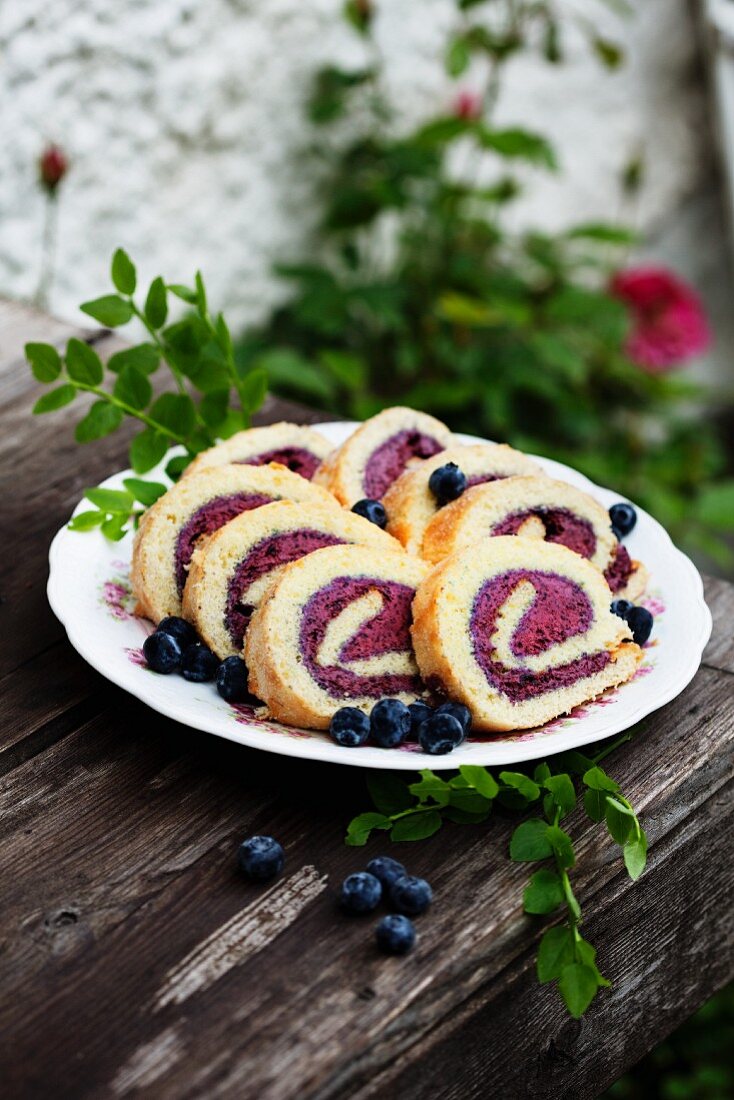 Biskuitroulade mit Heidelbeereis