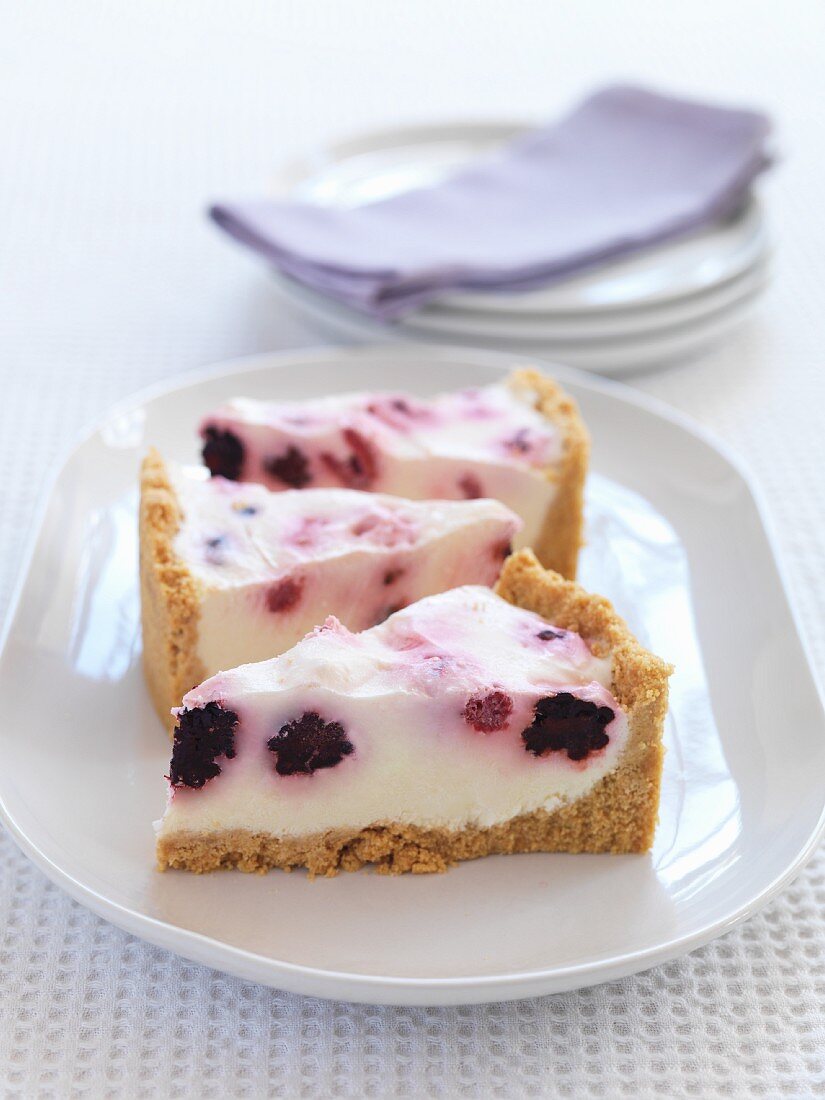 Drei Stücke Käsekuchen mit Beeren