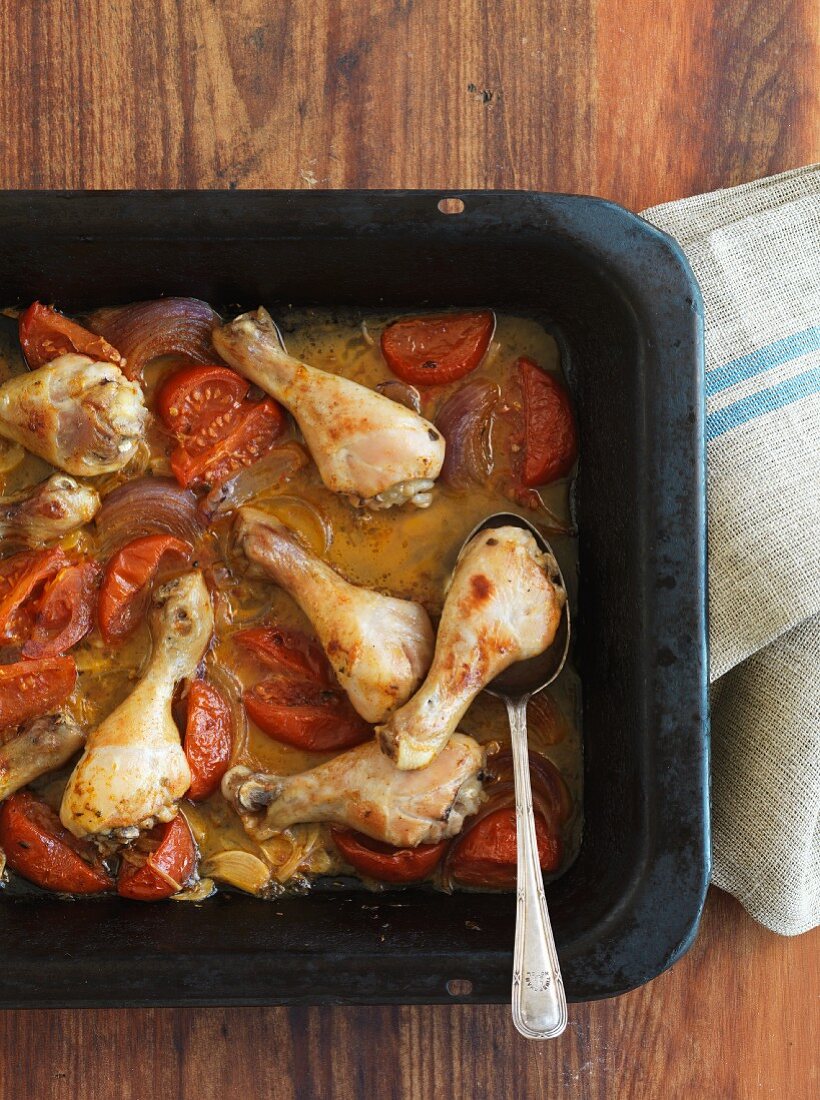 Hähnchenkeulen mit Tomaten & Zwiebeln