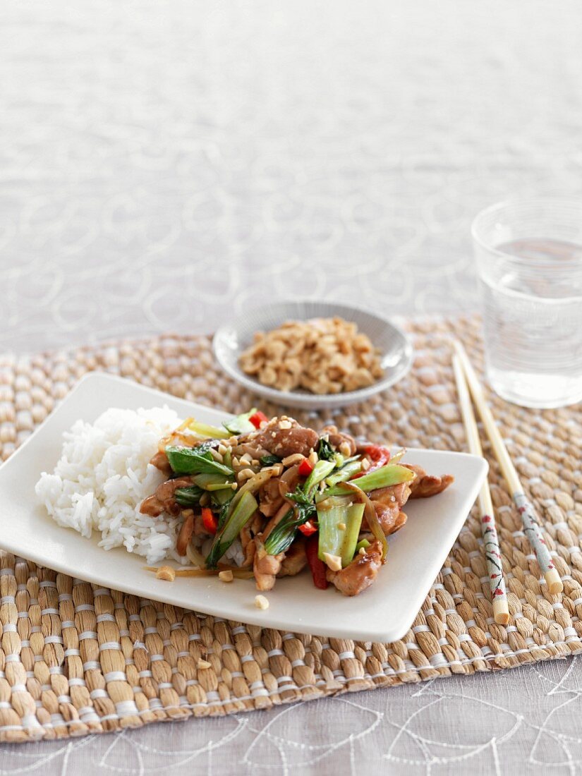 Pfannengerührtes Hühnerfleisch mit Pak Choi, Erdnüssen & Reis