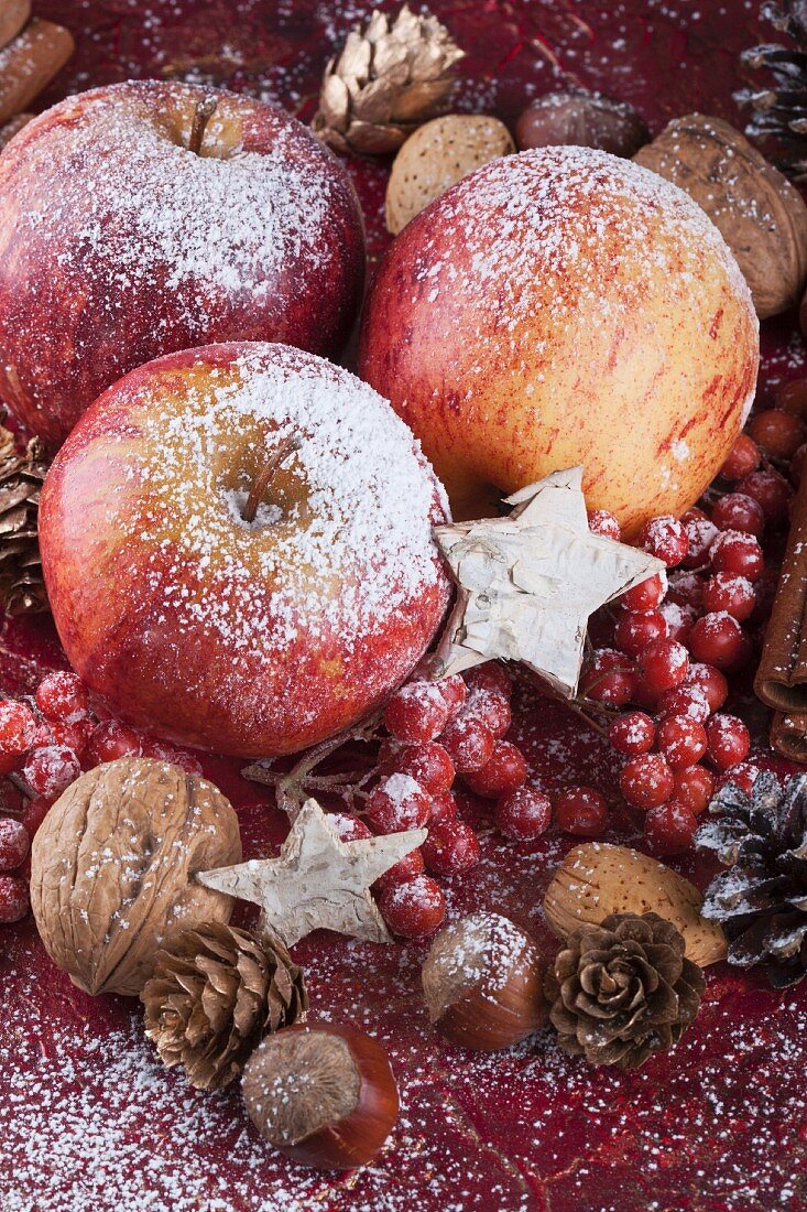 Äpfel und Nüsse mit Weihnachtsdeko