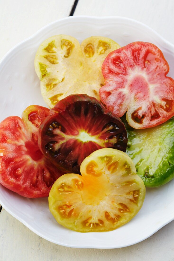 Verschiedenfarbige Heirloom Tomaten in Scheiben