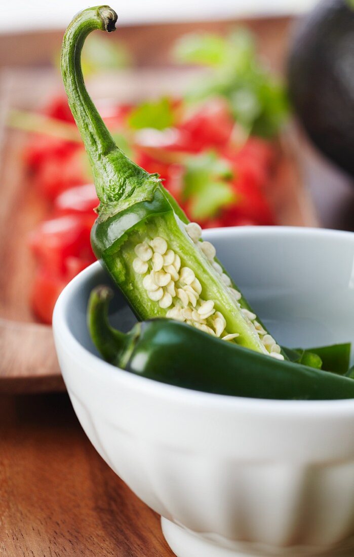 Frische Jalapenos, ganz und aufgeschnitten