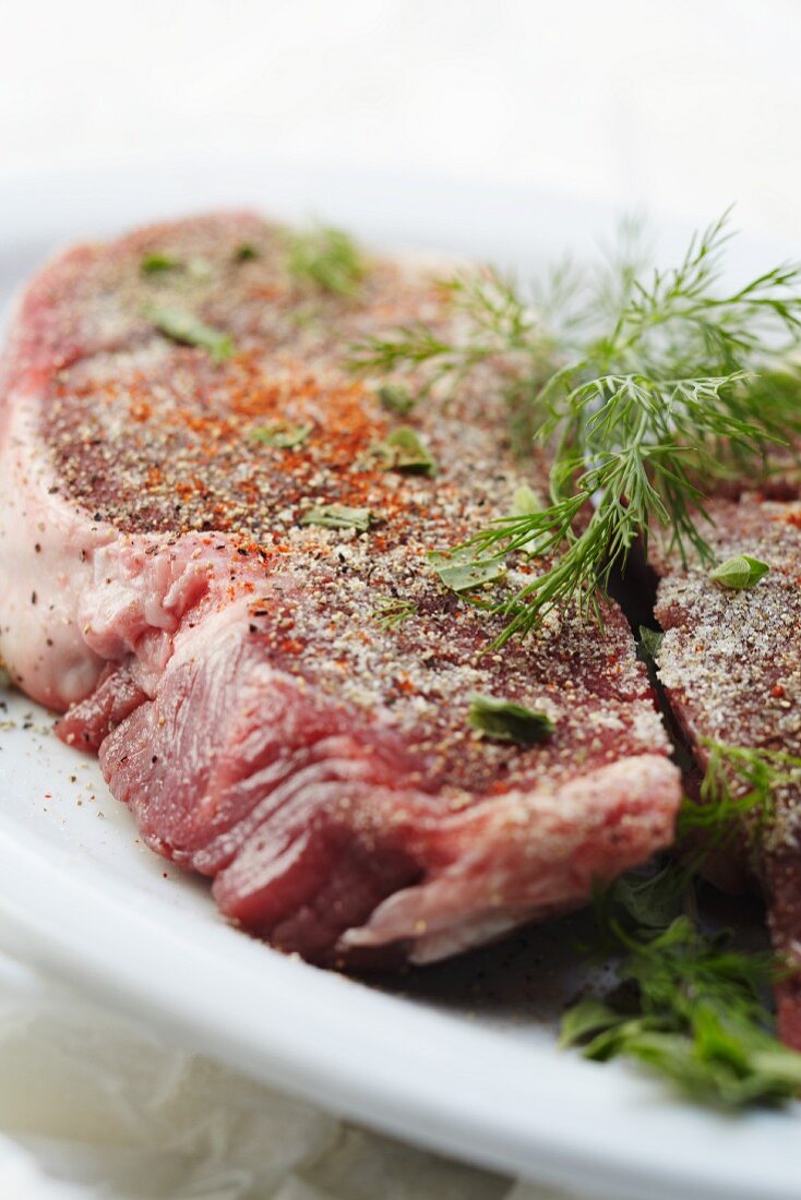 Gewürzte Rindersteaks mit Dill