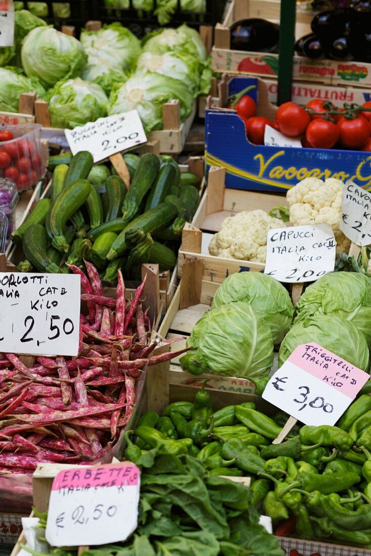 Verschiedene Gemüsesteigen auf dem Markt (Italien)