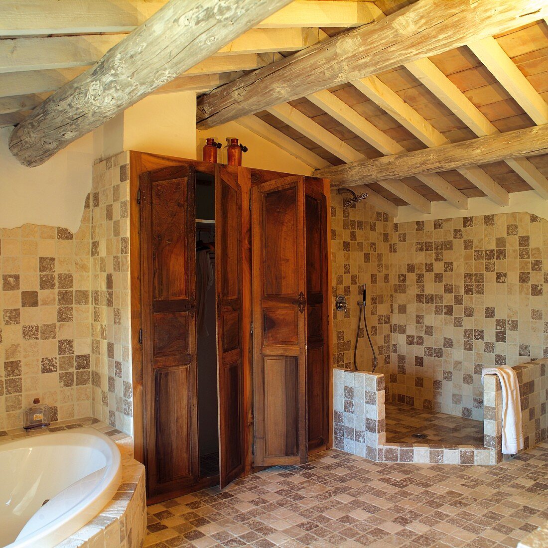 Grosses, mediterranes Badezimmer mit Stauraum in Einbauschränken und offener Dusche unter rustikaler Dachkonstruktion