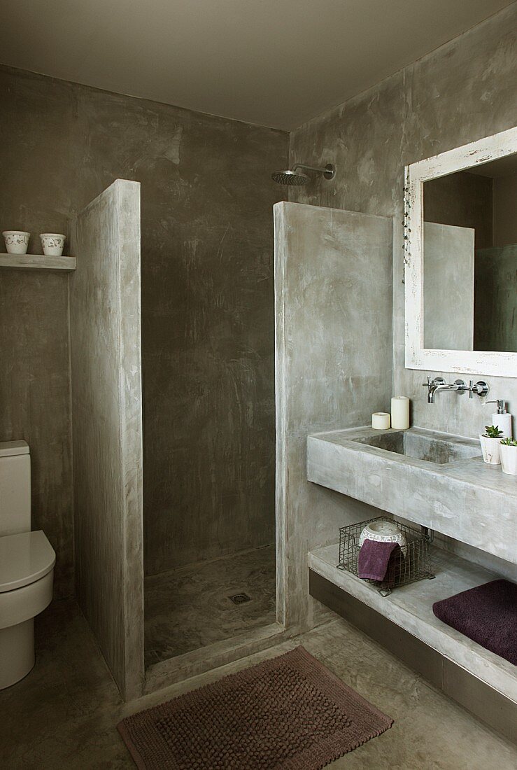 Brutalist bathroom - concrete shower partition and washstand