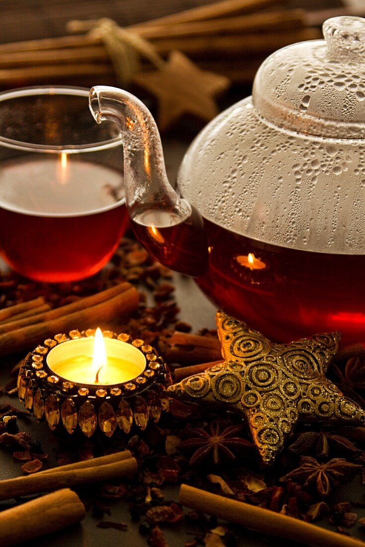Tee in Glaskanne & Glastasse zu Weihnachten