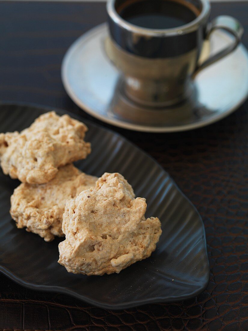 Gluten-free nut meringues and coffee