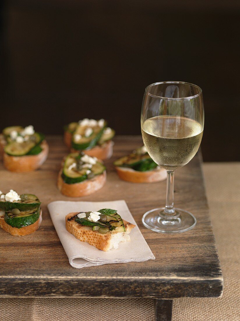 Bruschetta with courgette and a glass of white wine