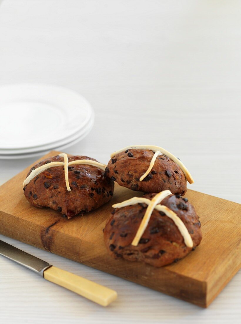 Hot Cross Buns auf Schneidebrett