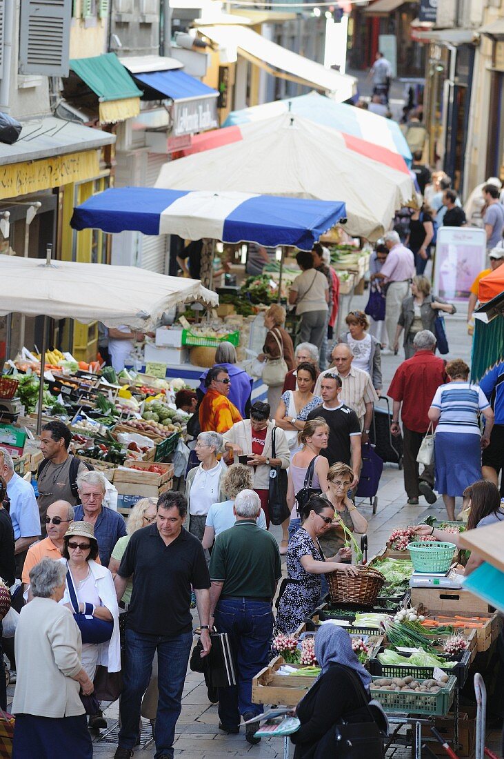 Belebter Markt in Frankreich