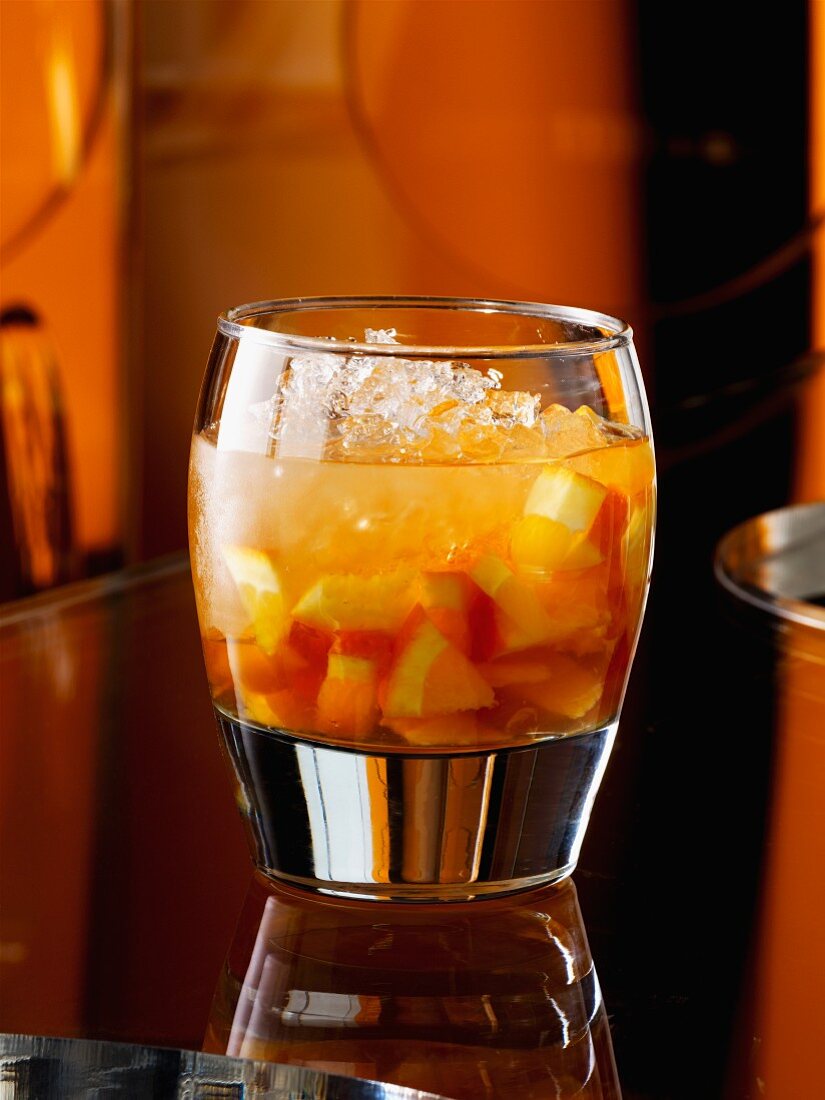 Fruchtiger Orangendrink mit Crushed Ice