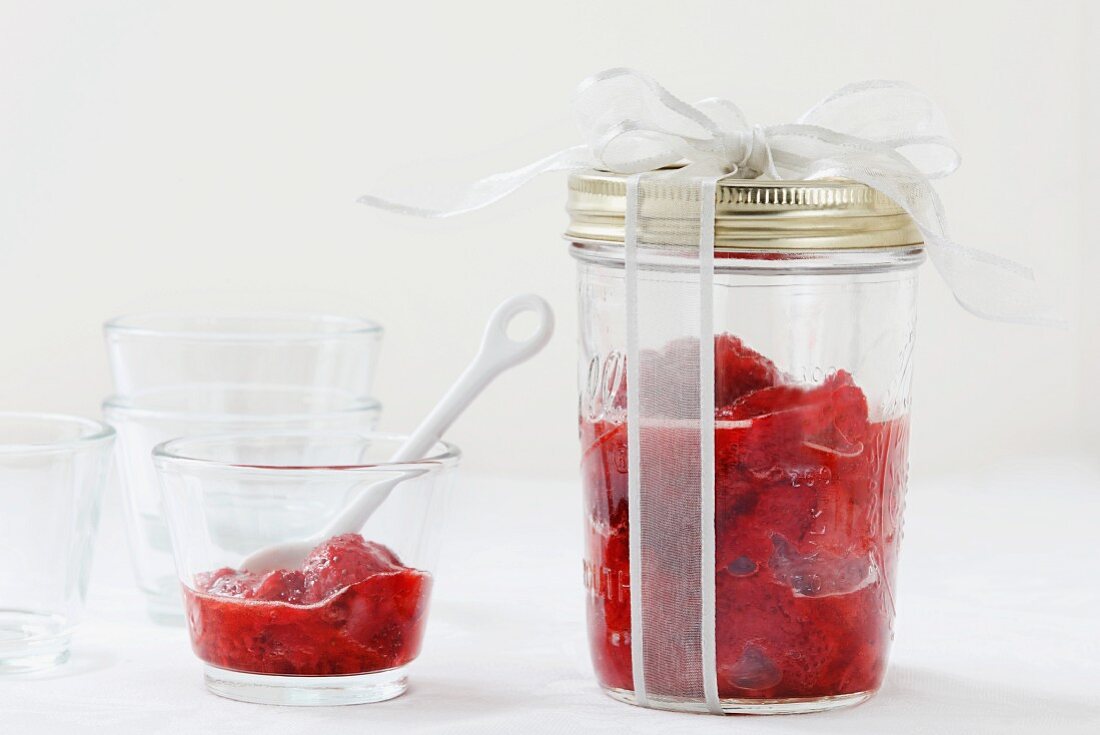 Stückige Erdbeermarmelade in Schälchen & Geschenkglas