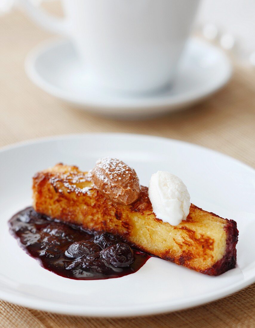 Ein Streifen French Toast mit Blaubeerkompott & Eis