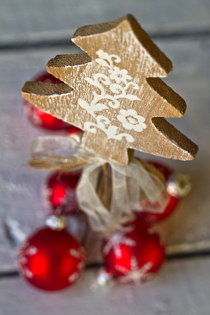 Bäumchenfigur aus Holz und Weihnachtskugeln