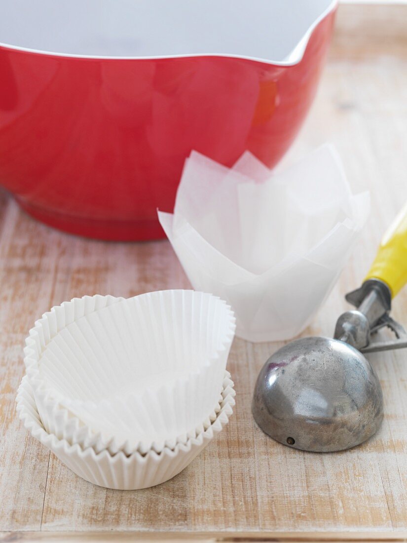 Paper cases and an ice cream scoop