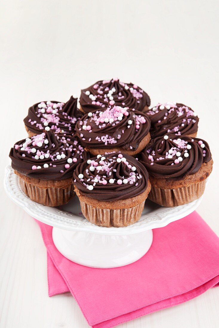 Schokoladen-Cupcakes mit Zuckerperlendeko