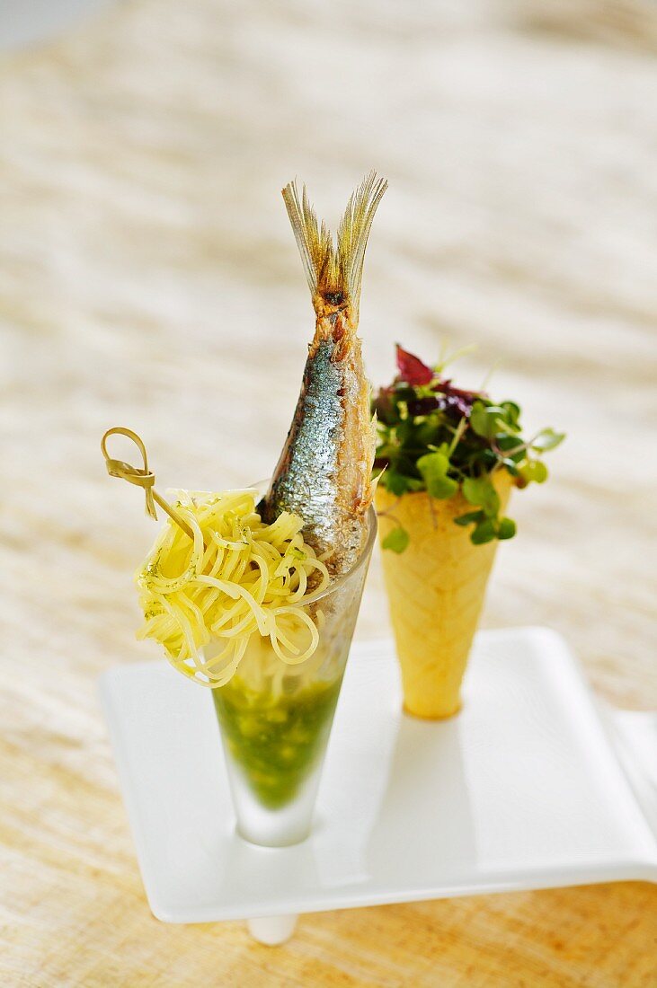 Pasta in pesto with grilled sardines and a mini salad