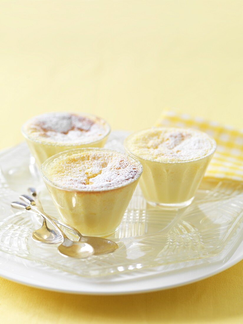 Drei Zitronensouffles auf Tablett