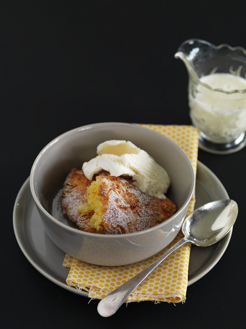 Gebackener Zitronen-Kokos-Pudding mit Vanilleeis