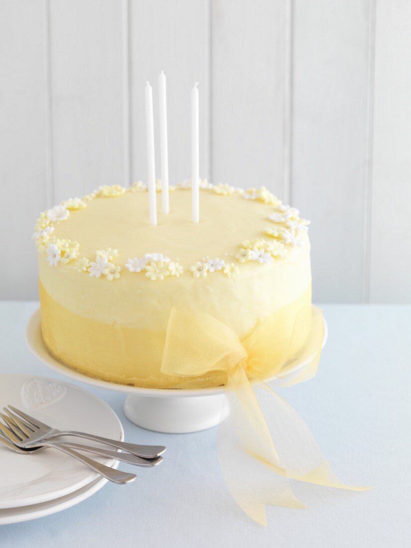 A celebratory lemon cake with gin