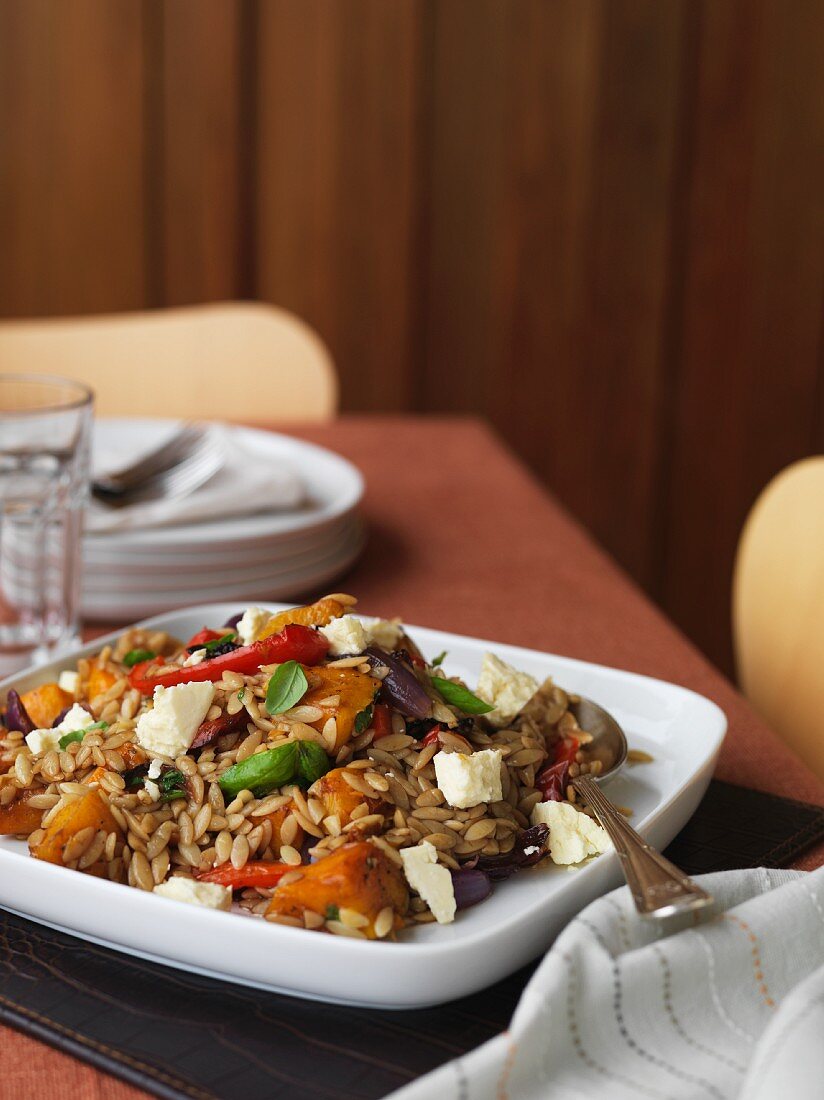 Orzo Salat mit Kürbis und Feta