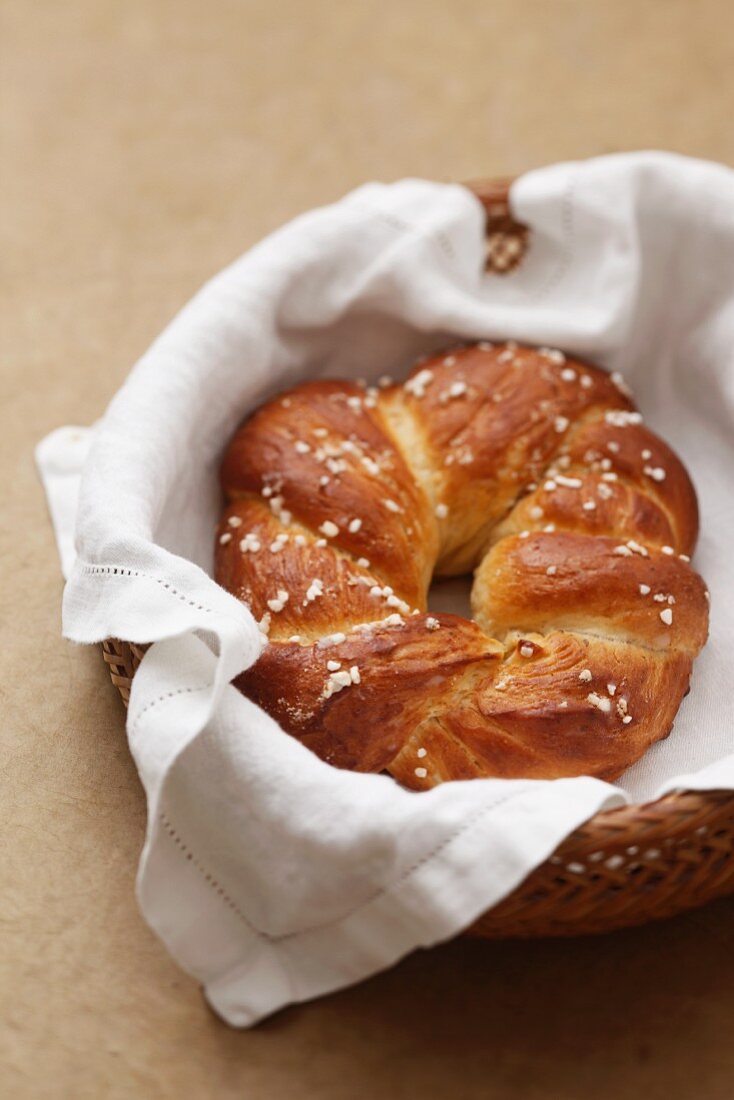 Osterzopf im Brotkorb