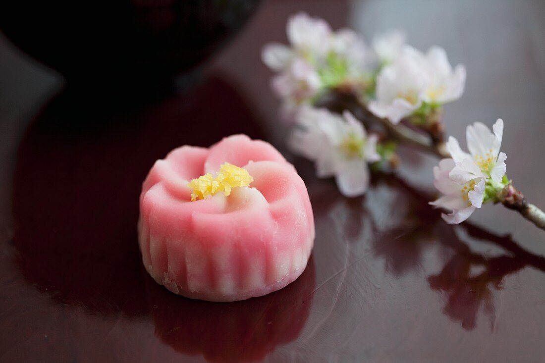 Mochi (Reiskuchen, Japan) mit Kirschblüten