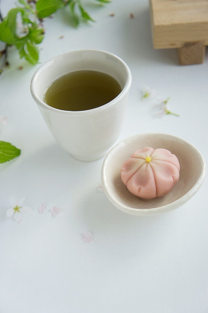 Mochi (Reiskuchen, Japan) und Grüner Tee
